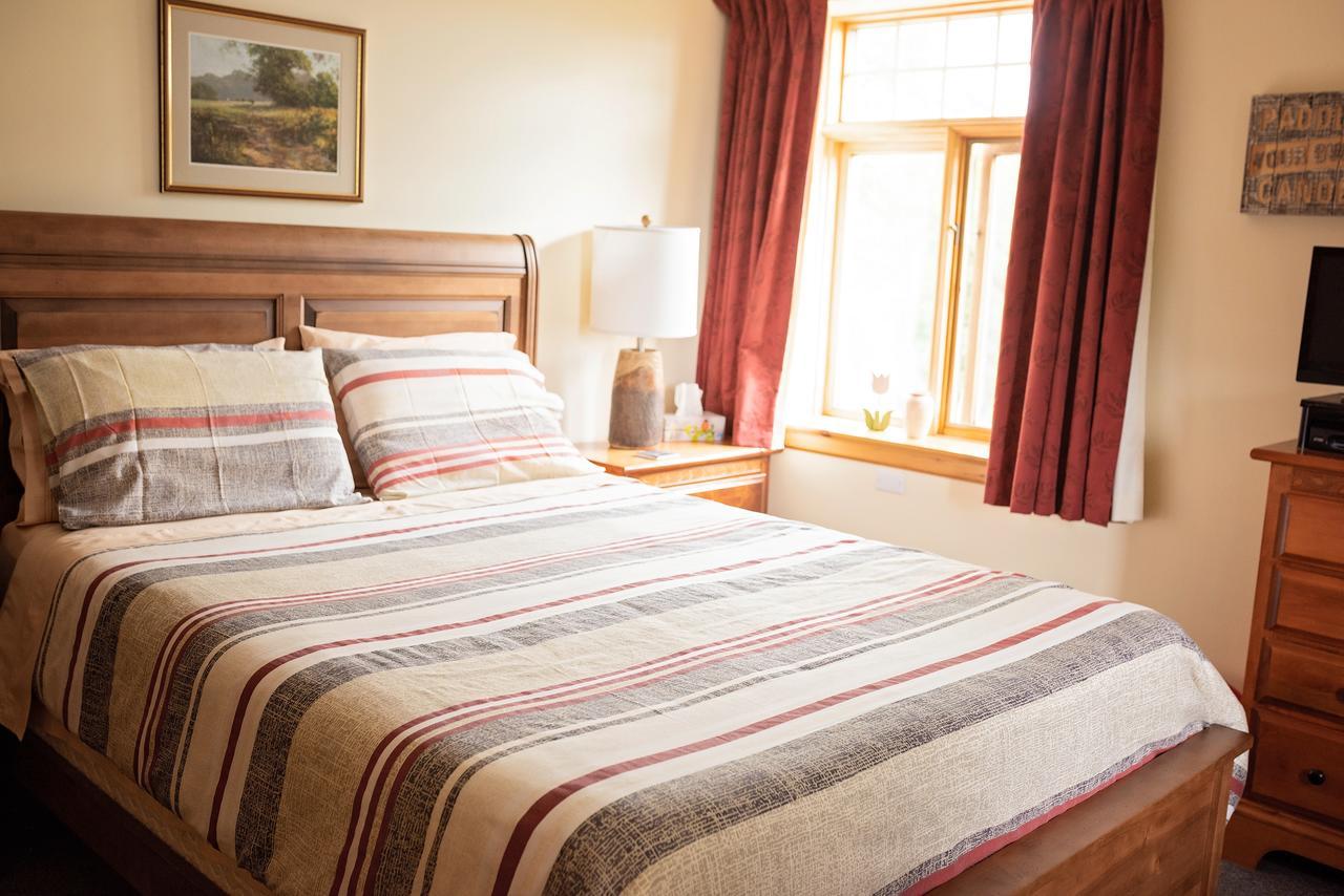Rock Hill Bed & Breakfast Sharbot Lake エクステリア 写真